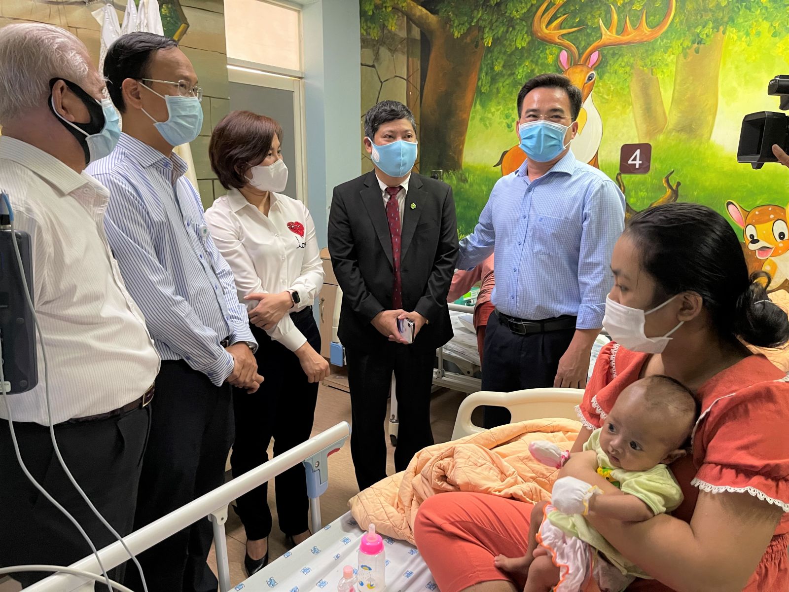 Đại diện Tập đoàn Novaland và Hội Bảo trợ Bệnh nhân nghèo TP.HCM trực tiếp tới thăm tặng bé Thoại Tiên.