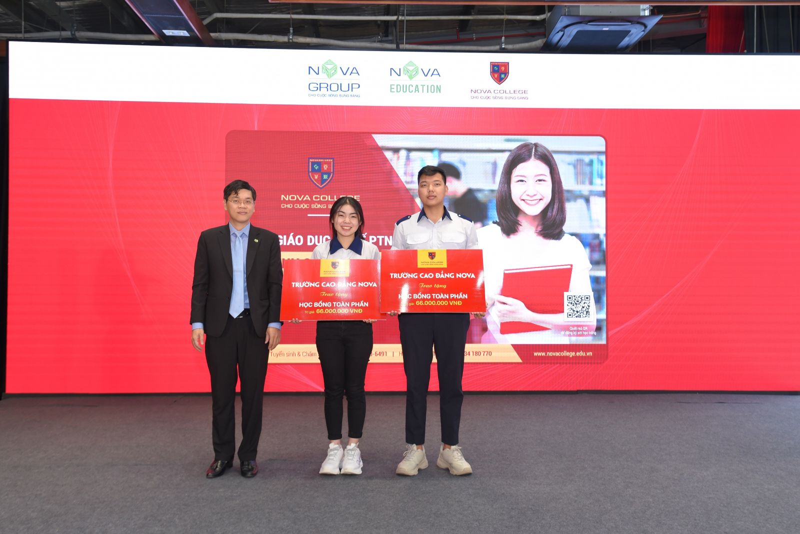 TS Bùi Phi Hùng – Tổng Giám đốc Nova Education Group trao tặng học bổng đến hai học sinh đạt điều kiện tại chương trình.