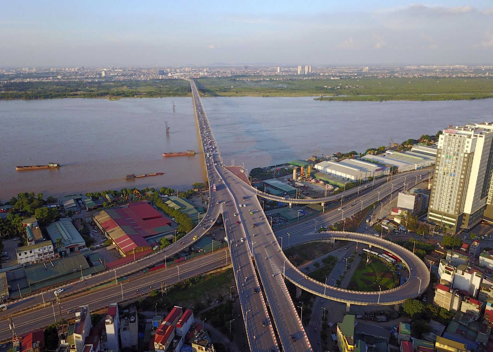 Cầu Vĩnh Tuy 2 đang được triển khai xây dựng sẽ góp phần rút ngắn khoảng cách từ khu vực trung tâm cũ sang khu vực trung tâm mới – “Quận” Ocean (Ảnh minh họa – nguồn ảnh: VOV)