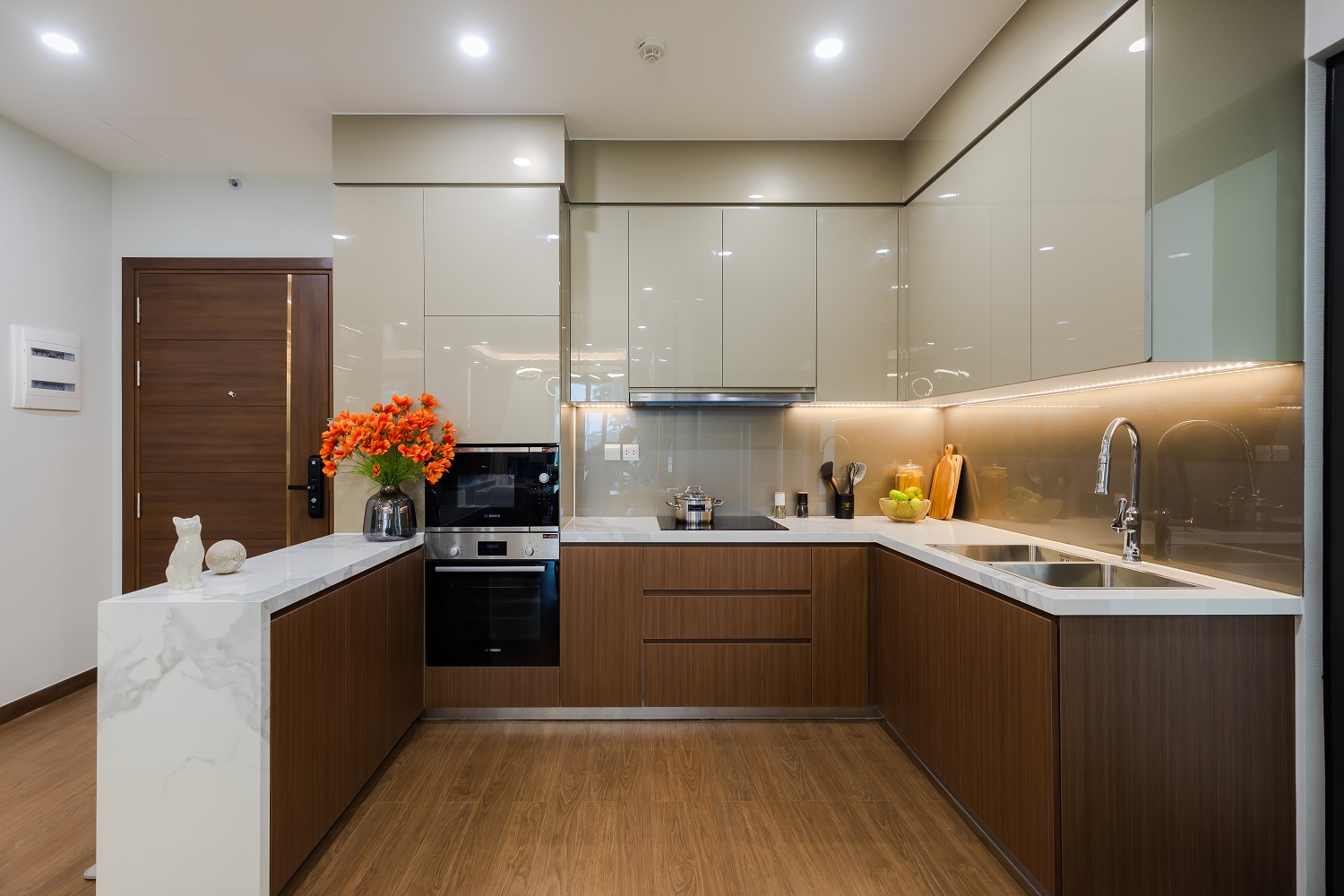 Không gian bếp hiện đại với màu sắc hài hòa, trang nhã và thiết bị bàn giao cao cấp: bếp, hút mùi mang thương hiệu Bosch