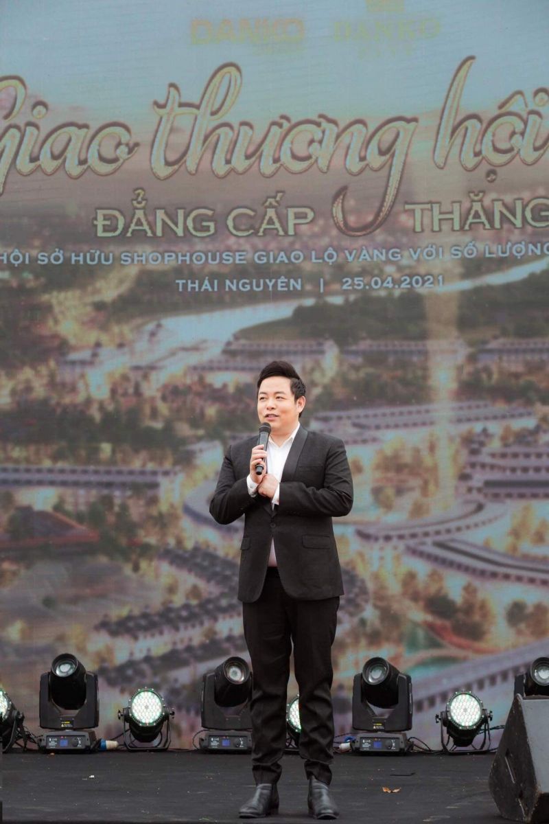 Ca sỹ Quang Lê xuất hiện như một “nam thần” khiến hàng trăm khán giả “đứng ngồi không yên”