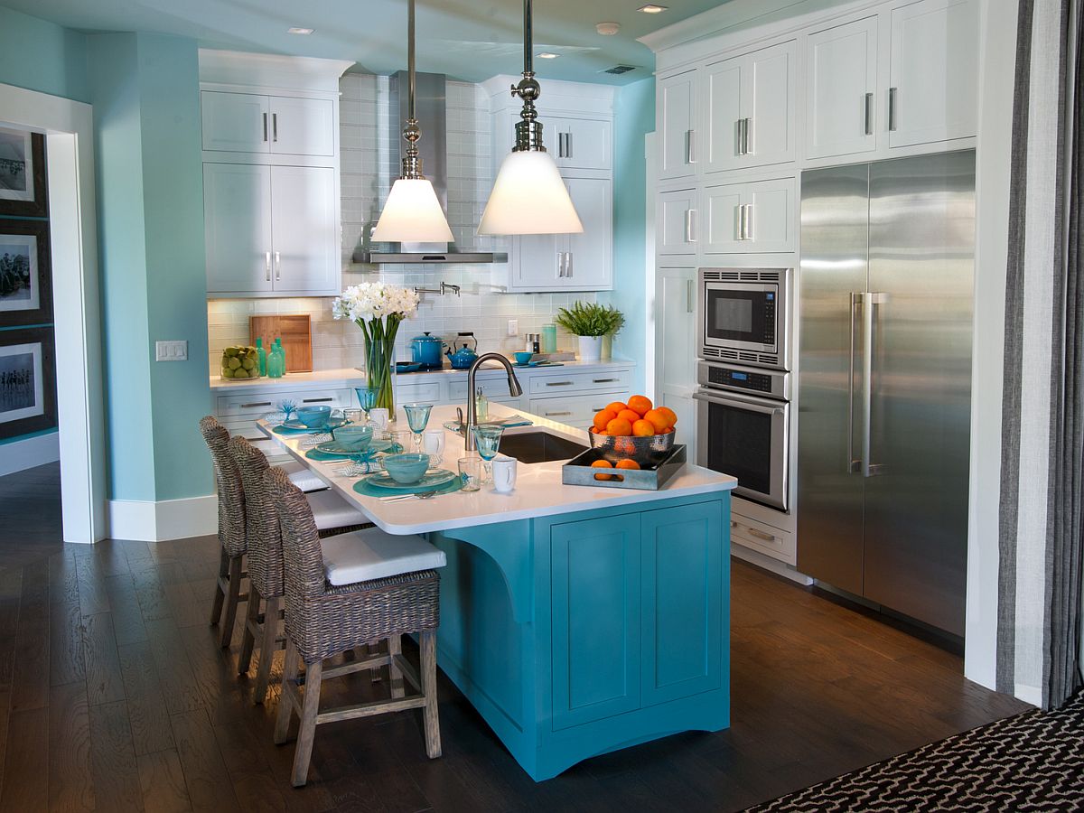 Căn bếp đẹp nổi bật với bàn đảo được sơn màu xanh.
