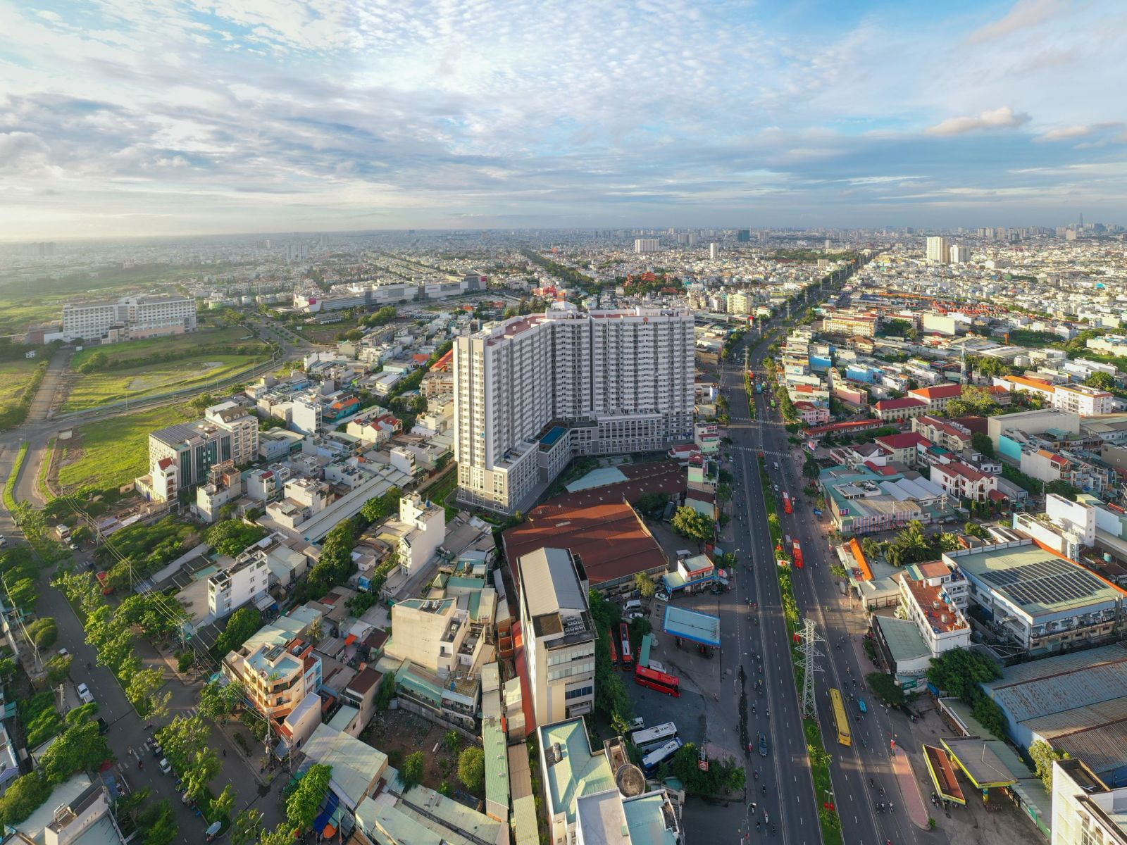 Hạ tầng quận Bình Tân hoàn thiện với nhiều tuyến đường lớn rộng thoáng. Ảnh: Hưng Thịnh Land