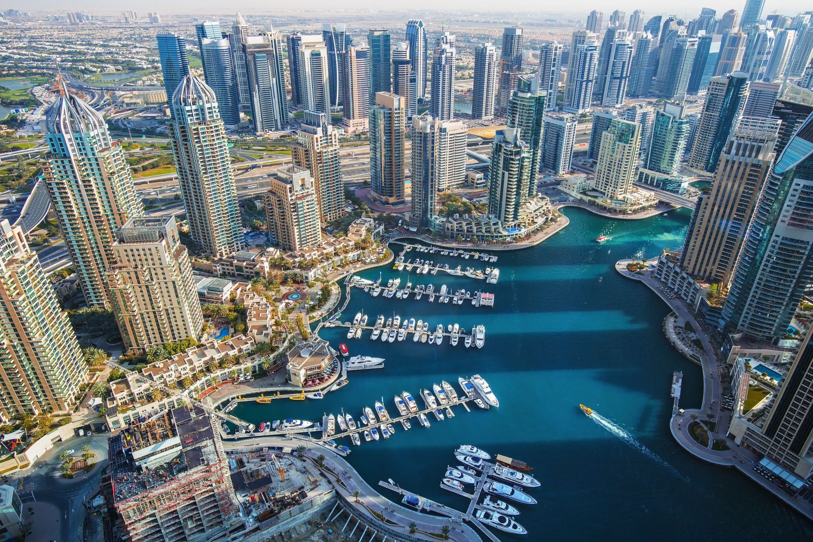 Dubai Marina đẹp lung linh với hình ảnh các tòa tháp chọc trời, tổ hợp mua sắm quy mô, các nhà hàng, quán bar luôn sôi động... cùng những cơ ngơi sang trọng hay bến đậu du thuyền hoành tráng. 