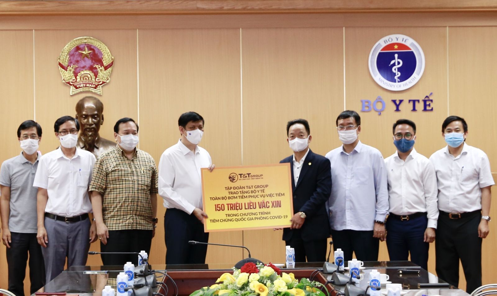 Đại diện Tập đoàn T&T Group và Ngân hàng SHB trao tặng Quỹ phòng, chống dịch Covid-19 tỉnh Đồng Nai 10 tỷ đồng. 