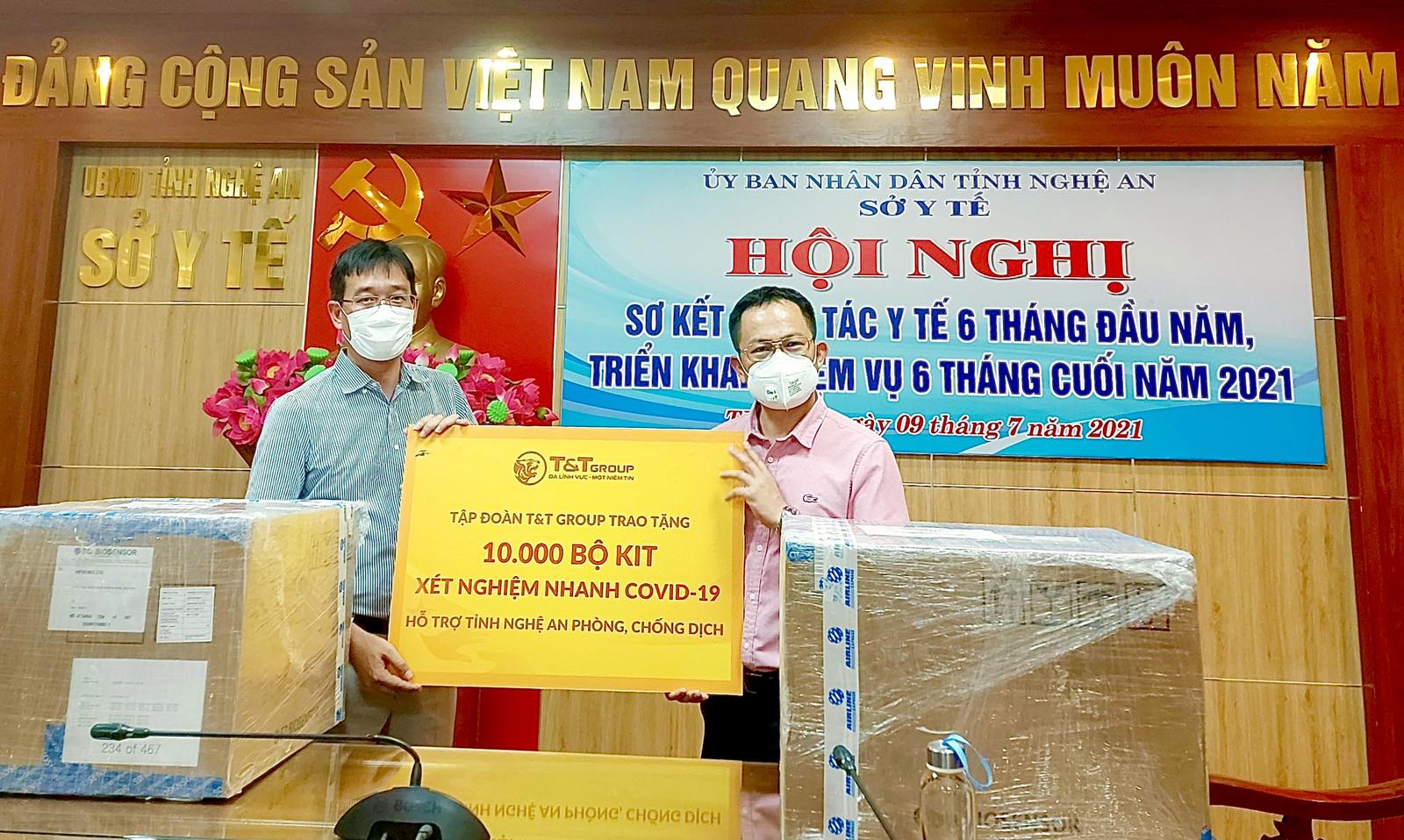 Đại diện Tập đoàn T&T Group trao tặng 10.000 bộ kit xét nghiệm nhanh COVID-19 hỗ trợ tỉnh Nghệ An phòng, chống dịch
