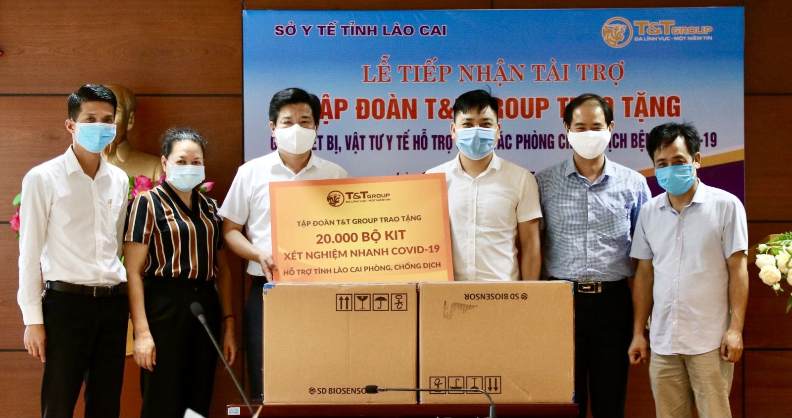 Đại diện Trung tâm kiểm soát bệnh tật tỉnh Lào Cai tiếp nhận 20.000 bộ kit xét nghiệm nhanh COVID-19 do Tập đoàn T&T Group trao tặng