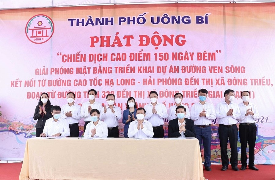 Đại diện chính quyền địa phương thành phố Uông Bí ký giao ước thi đua thực hiện dự án trong 150 ngày đêm từ 31/10/2021