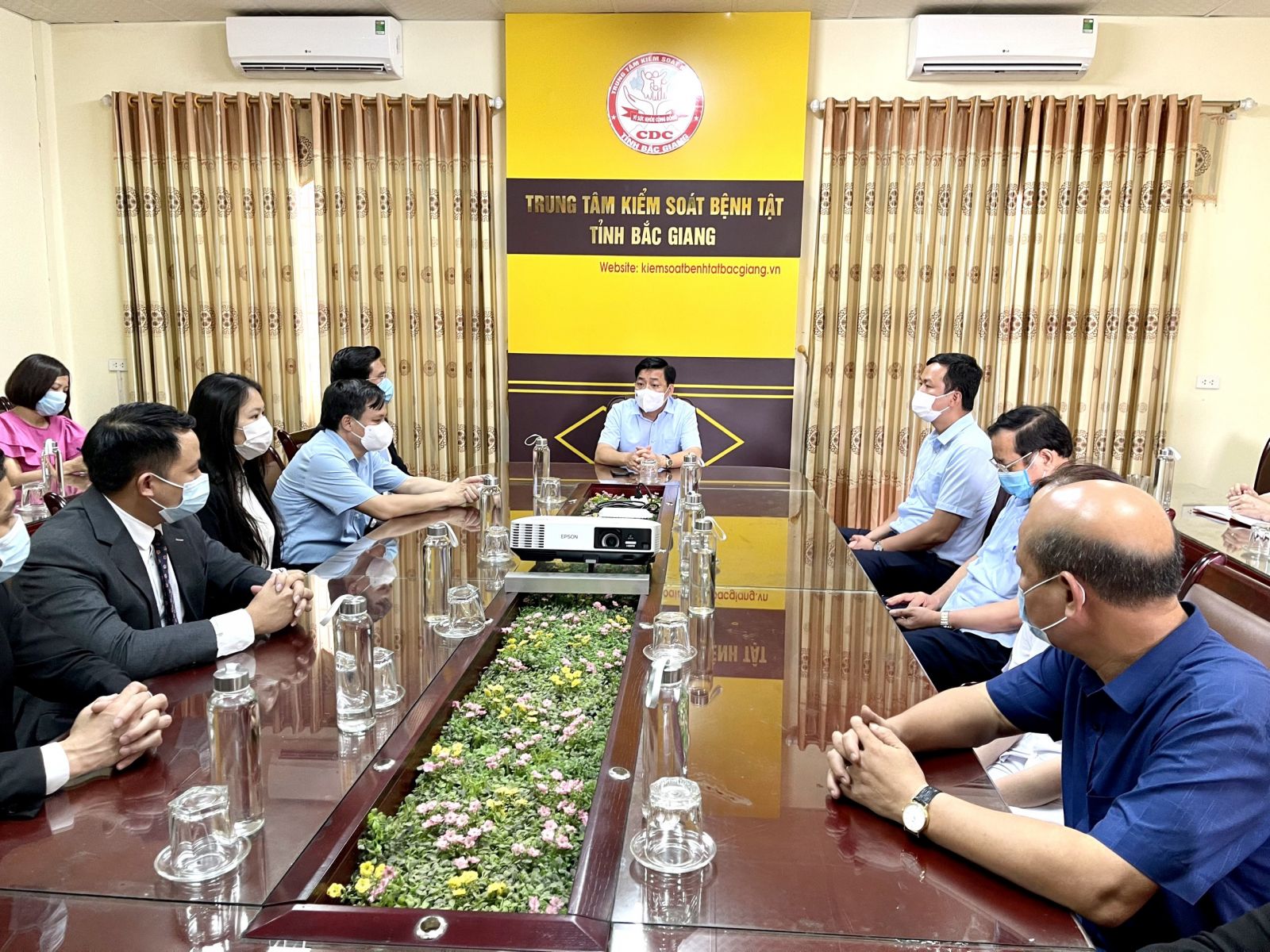 Ông Dương Văn Thái - Bí thư Tỉnh ủy Bắc Giang thăm Trung tâm kiểm soát dịch bệnh Bắc Giang và chỉ đạo công tác phòng chống dịch trên địa bàn tỉnh