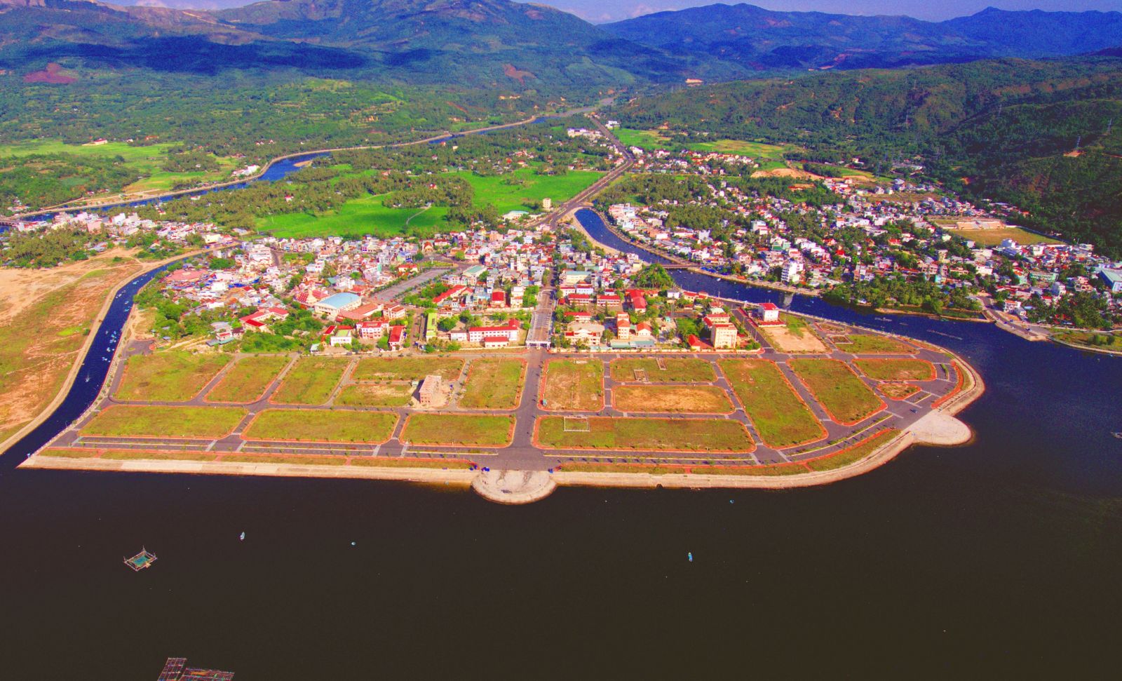 Đây là dự án đất nền duy nhất tại Phú Yên có 3 mặt tiền giáp sông và vịnh biển.