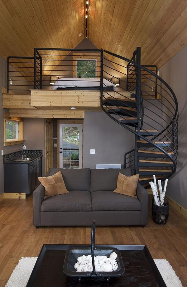 Cầu thang xoắn ốc dẫn lên tầng lửng được thiết kế thành phòng ngủ tạo điểm nhấn cho ngôi nhà.