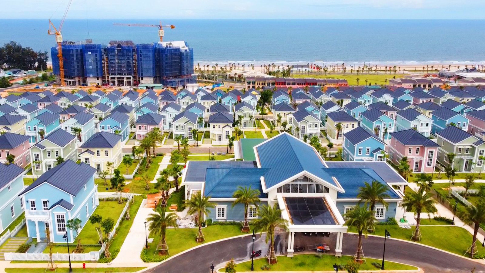 Tại Bình Thuận, Siêu thành phố biển - du lịch - sức khỏe NovaWorld Phan Thiet của Novaland có quy mô 1.000 ha, trải dài 7 km bờ biển, tổng mức đầu tư gần 5 tỷ USD