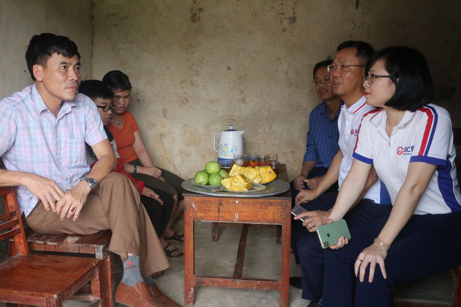 Đại diện SCB Nghệ An trao tặng 50 triệu đồng cho gia đình Chị Nguyễn Thị Tâm có hoàn cảnh đặc biệt khó khăn tại thôn Ngọc Liên, xã Kim Thành, huyện Yên Thành, Nghệ An.