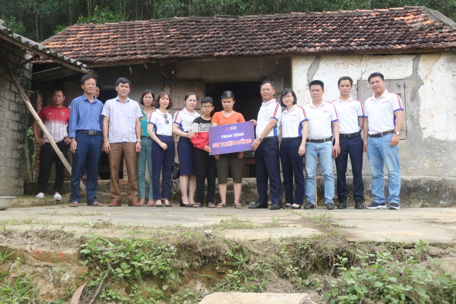 Đại diện SCB Nghệ An trao tặng 50 triệu đồng cho gia đình Chị Nguyễn Thị Tâm có hoàn cảnh đặc biệt khó khăn tại thôn Ngọc Liên, xã Kim Thành, huyện Yên Thành, Nghệ An.