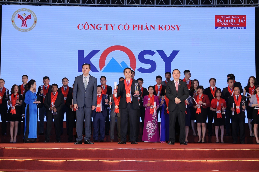Ông Nguyễn Việt Cường - Chủ tịch/ Tổng Giám đốc Tập đoàn Kosy nhận Giải thưởng Thương hiệu Mạnh Việt Nam.