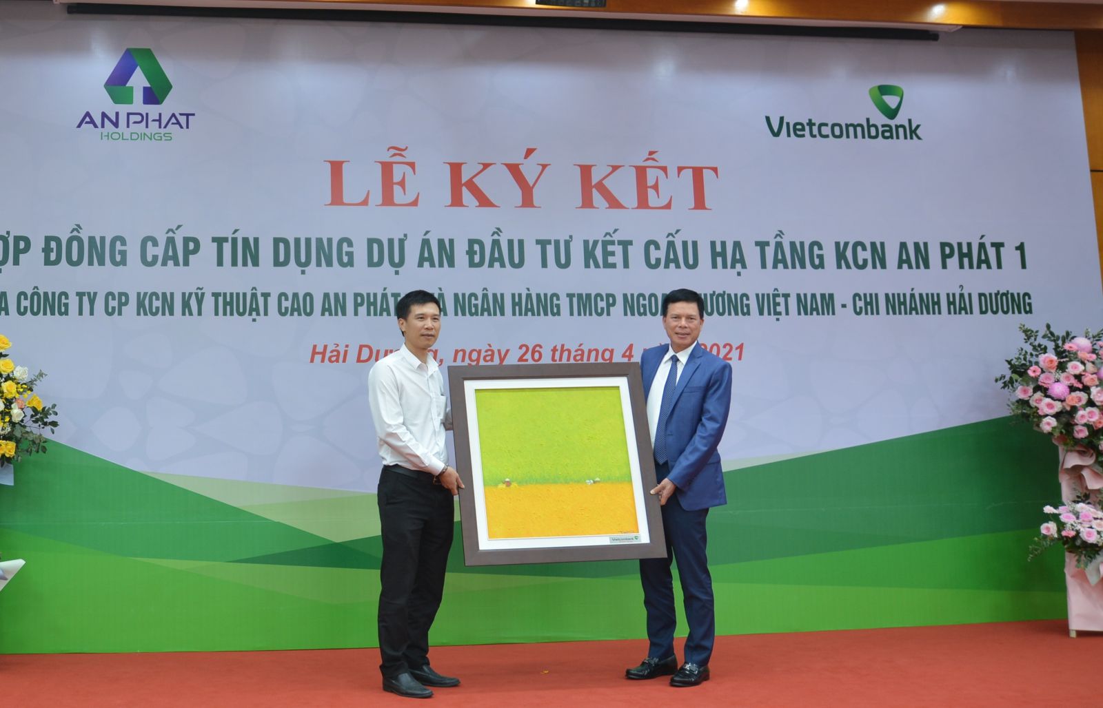 Ông Phạm Mạnh Thắng – Phó Tổng Giám đốc Vietcombank (bên phải) trao quà lưu niệm cho đại diện lãnh đạo Tập đoàn An Phát