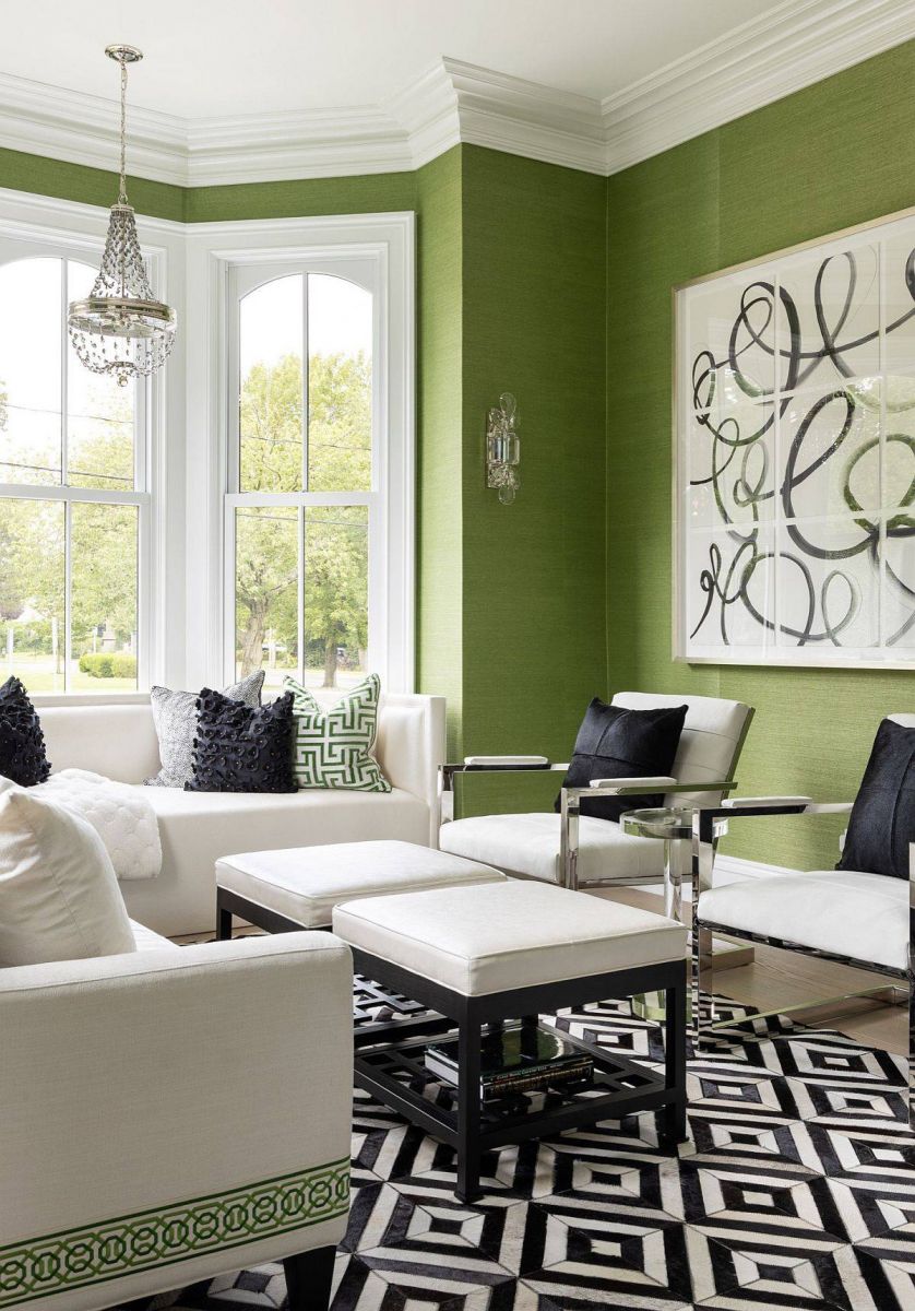 Thảm cỏ dán tường màu xanh lá cây cho phòng khách rộng rãi với trang trí màu trắng
