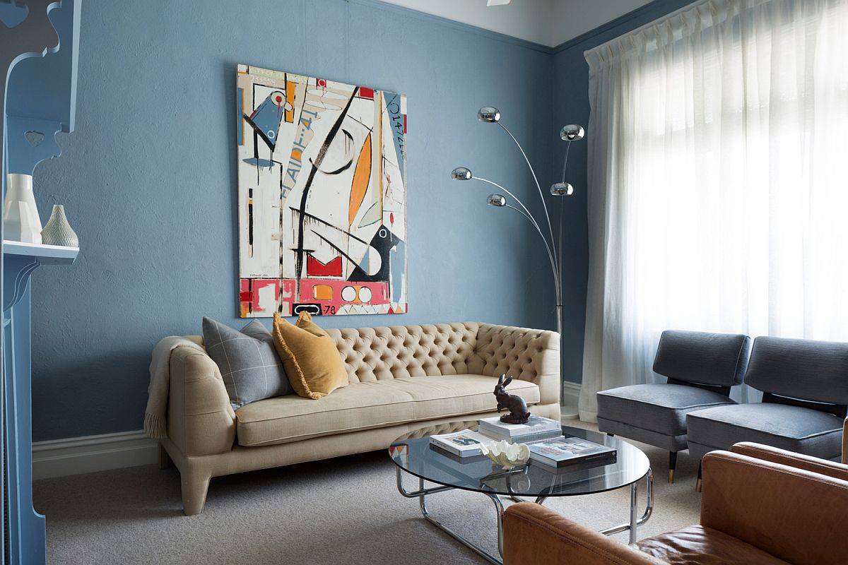 Các sắc thái nhẹ hơn của màu xanh lam có thể được sử dụng rộng rãi hơn trong phòng khách hiện đại