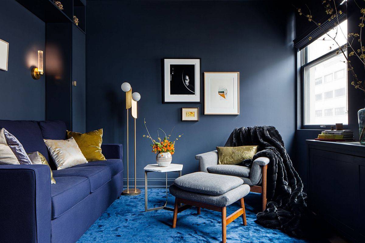 Phòng khách hiện đại tuyệt đẹp với những bức tường xám xanh đậm, thảm màu xanh lam và ghế sofa màu xanh lam đậm là một sự điều trị thị giác tuyệt đối