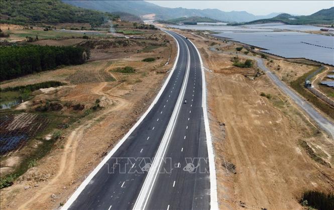 Dự án đường cao tốc Bắc - Nam đoạn Nha Trang - Cam Lâm (tỉnh Khánh Hòa) có quy mô tiêu chuẩn giai đoạn hoàn chỉnh thiết kế là đường cao tốc 120km/h, gồm 6 làn xe rộng hơn 32m. Ảnh: Huy Hùng/TTXVN