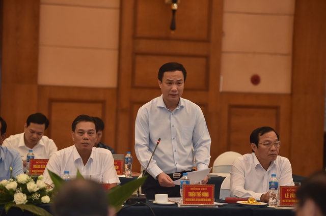 Chủ tịch UBND tỉnh Hải Dương Triệu Thế Hùng báo cáo - Ảnh: VGP/Hải Minh