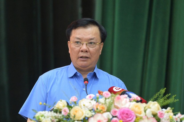 Bí thư Thành ủy Hà Nội, Trưởng đoàn đại biểu Quốc hội thành phố Hà Nội Đinh Tiến Dũng trả lời kiến nghị của cử tri tại buổi tiếp xúc. Ảnh: Tiền Phong