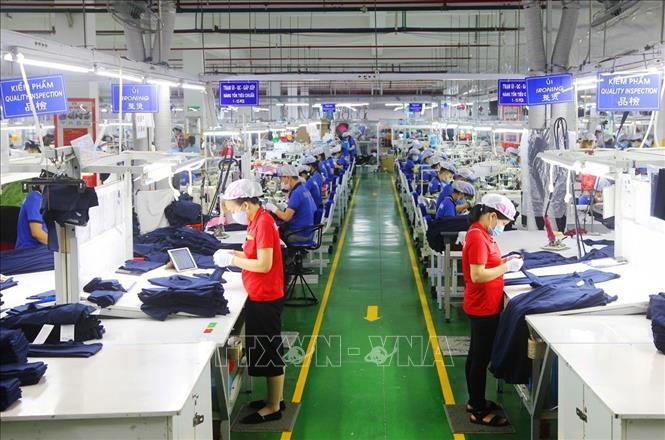 Hoạt động sản xuất đầu năm tại Công ty TNHH Apparel Far Eastern (Việt Nam) đóng Khu công nghiệp Việt Nam - Singapore, thành phố Thuận An (Bình Dương). Ảnh: TTXVN phát