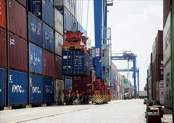 Bốc dỡ container tại Cảng Cát Lái (TP Hồ Chí Minh). Ảnh tư liệu: Hồng Đạt/TTXVN
