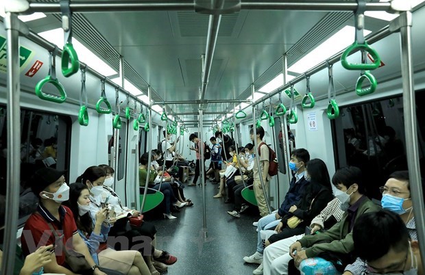 Nhiều hành khách đã lựa chọn đường sắt đô thị Cát Linh-Hà Đông làm phương tiện đi lại. (Ảnh: Huy Hùng/Vietnam+)