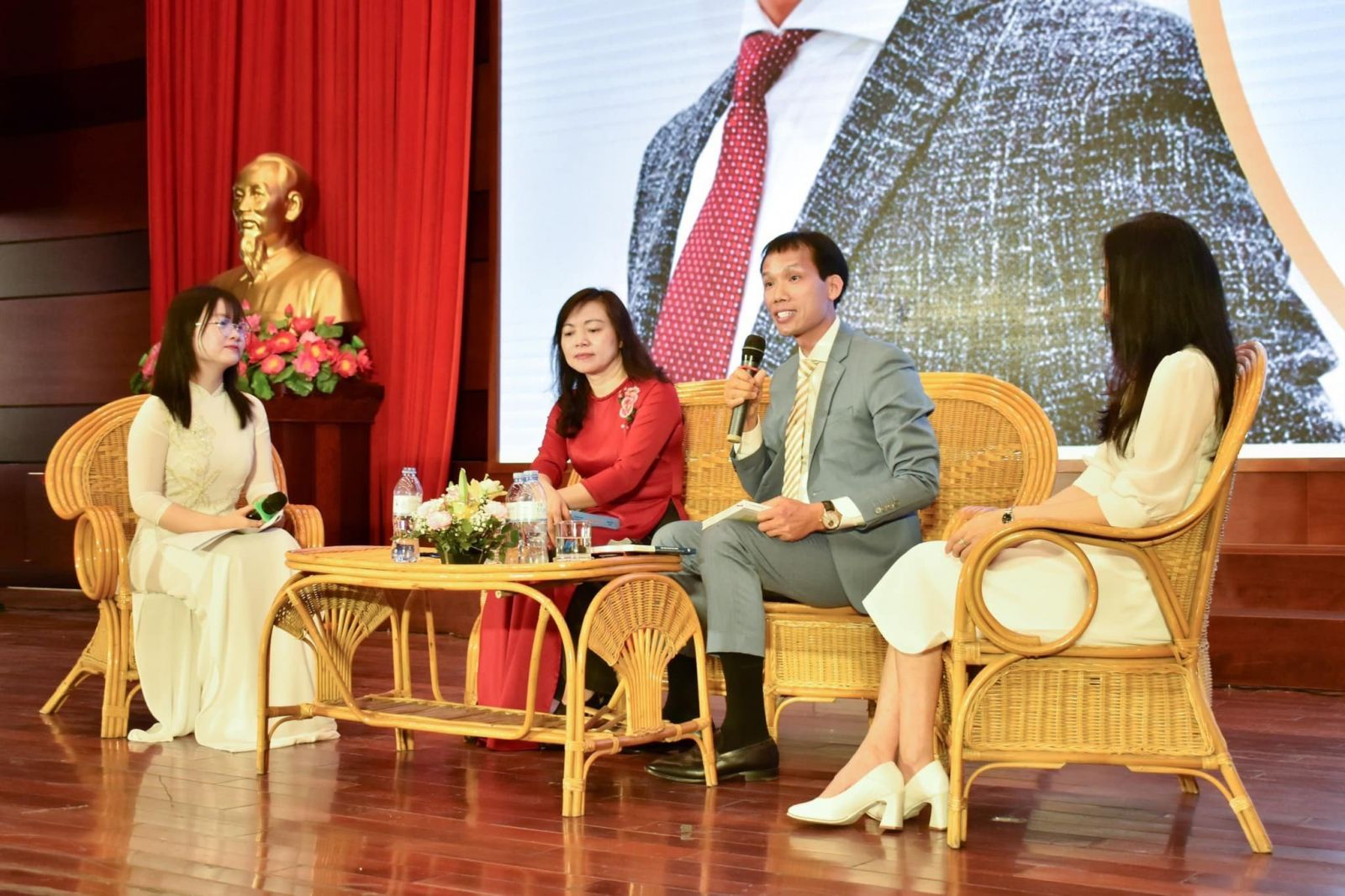 LS. TS. Đoàn Văn Bình tham dự ngày hội Sách và Văn hóa đọc Việt Nam năm 2023 tại Trường Đại học Luật Hà Nội và giới thiệu các ấn phẩm sách đến độc giả.