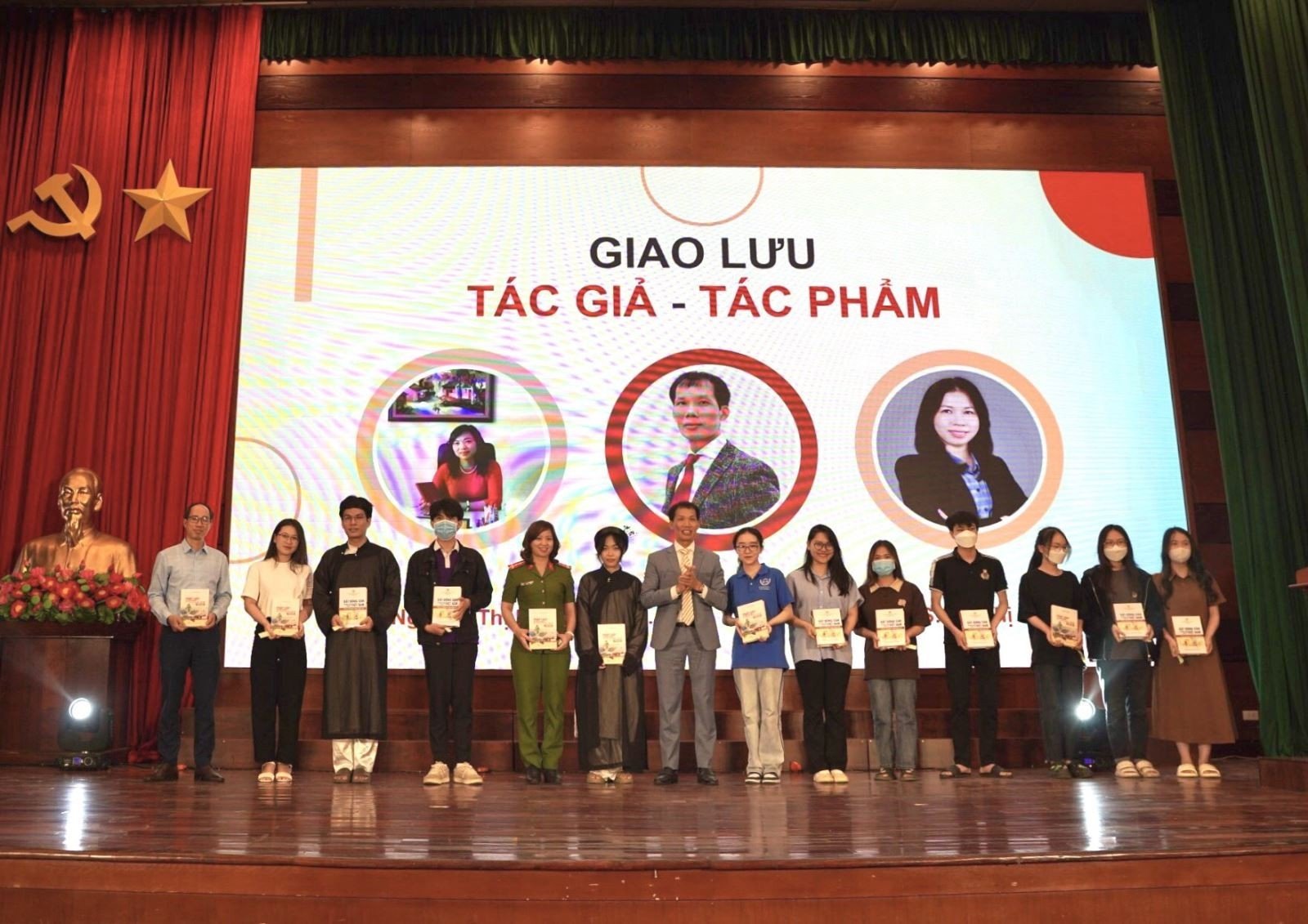 LS. TS. Đoàn Văn Bình tham dự ngày hội Sách và Văn hóa đọc Việt Nam năm 2023 tại Trường Đại học Luật Hà Nội và tặng sách cho các độc giả.