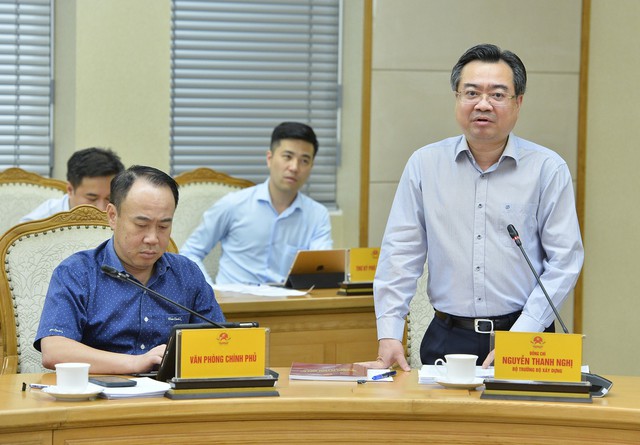 Bộ trưởng Bộ Xây dựng Nguyễn Thanh Nghị báo cáo về việc tháo gỡ khó khăn, vướng mắc trong công tác PCCC trong đầu tư xây dựng nhà và công trình - Ảnh: VGP/Đình Nam