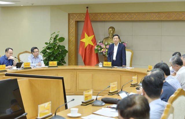 Phó Thủ tướng Trần Hồng Hà yêu cầu các bộ, ngành khẩn trương chuẩn bị dự thảo Nghị quyết của Chính phủ để tháo gỡ vướng mắc về quy chuẩn, tiêu chuẩn PCCC cho công trình xây dựng - Ảnh: VGP/Đình Nam