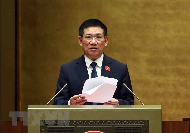 Bộ trưởng Bộ Tài chính Hồ Đức Phớc trình bày Báo cáo quyết toán ngân sách nhà nước năm 2021. (Ảnh: TTXVN)