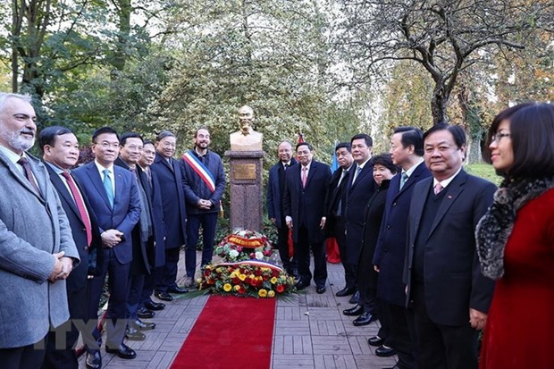 Thủ tướng Phạm Minh Chính và Đoàn đại biểu cấp cao Việt Nam đặt hoa tại Tượng đài Chủ tịch Hồ Chí Minh ở Công viên Montreau, tại Paris, Pháp. (Ảnh: Dương Giang/TTXVN)