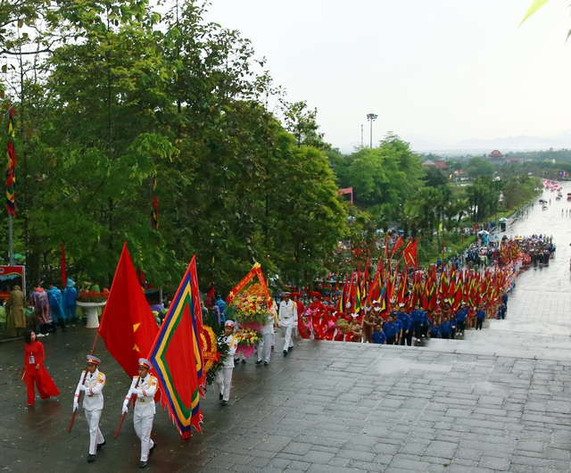 Đoàn dâng hương khởi hành từ sân trung tâm lễ hội qua Nghi môn, đền Hạ, đền Trung lên đền Thượng - Ảnh: VGP/Hải Minh