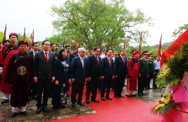Đoàn lãnh đạo Đảng, Nhà nước dâng hoa tại bức phù điêu Bác Hồ nói chuyện với Đoàn quân tiên phong - Ảnh: VGP/Hải Minh