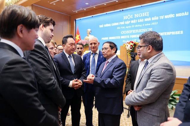 Thủ tướng Phạm Minh Chính trao đổi với các nhà đầu tư, các doanh nghiệp bên lề Hội nghị - Ảnh: VGP/Nhật Bắc