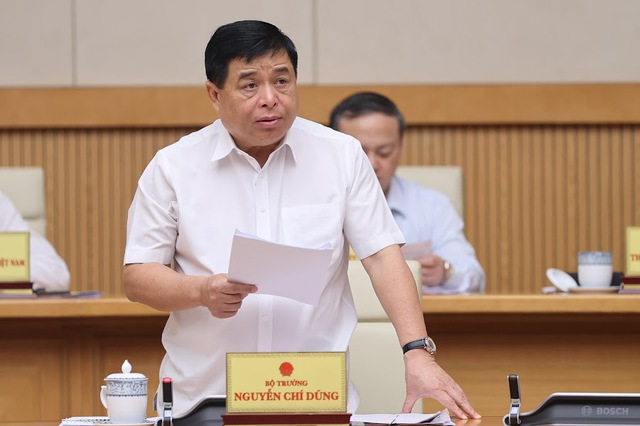 Bộ trưởng Bộ Kế hoạch và Đầu tư Nguyễn Chí Dũng báo cáo về tình hình KT-XH tháng 4 và 4 tháng năm 2023 tại phiên họp - Ảnh: VGP/Nhật Bắc