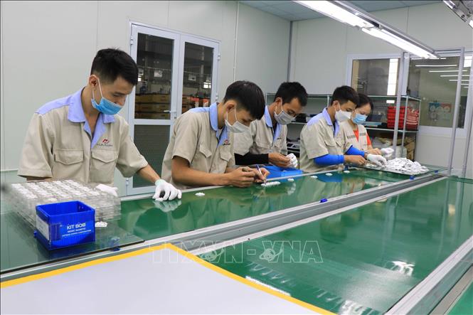Công nhân của Công Ty Cổ phần Hanpo Vian, khu công nghiệp Yên Phong mở rộng, huyện Yên Phong, tỉnh Bắc Ninh tại các phân xưởng. Ảnh (tư liệu) minh họa: Thanh Thương/TTXVN