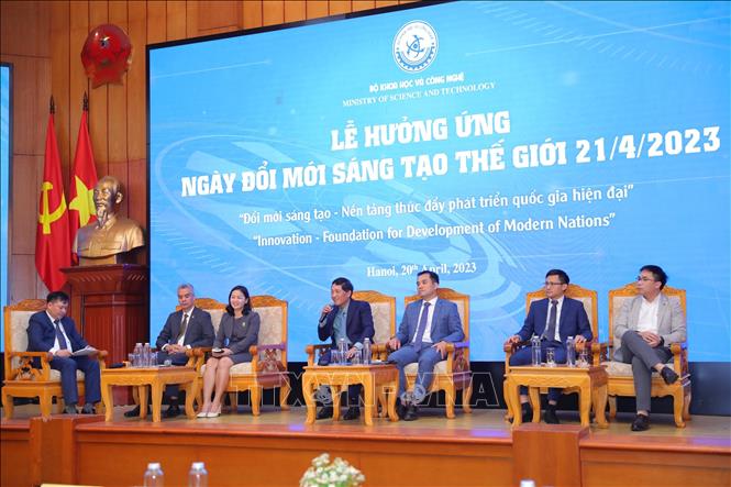 Các đại biểu thảo luận về “Cơ chế chính sách về thúc đẩy hoạt động đổi mới sáng tạo và hệ sinh thái đổi mới sáng tạo của Việt Nam”, hoạt động đổi mới sáng tạo trong viện nghiên cứu, trường đại học, doanh nghiệp. Ảnh: Hoàng Hiếu/TTXVN