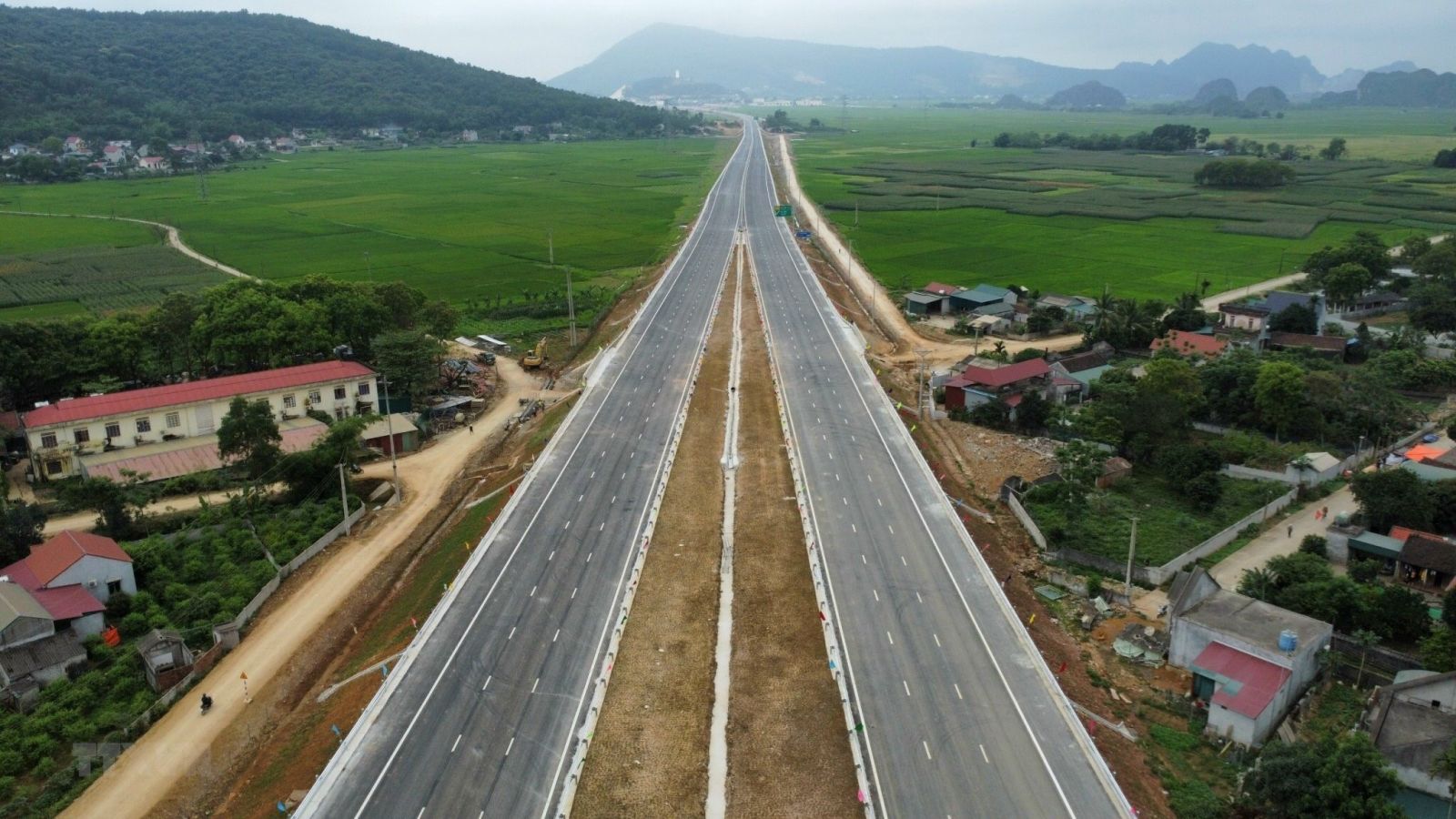 Dự án cao tốc Bắc-Nam đoạn Mai Sơn-Quốc lộ 45 có tổng chiều dài 63,37km, đi qua địa bàn 2 tỉnh Ninh Bình và Thanh Hóa. (Ảnh: Huy Hùng/TTXVN)
