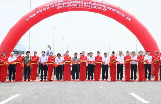 Thủ tướng Phạm Minh Chính và các đại biểu cắt băng khánh thành dự án đường bộ cao tốc Bắc-Nam phía Đông đoạn Mai Sơn-Quốc lộ 45 và Phan Thiết-Dầu Giây tại điểm cầu Bình Thuận. (Ảnh: Dương Giang/TTXVN)
