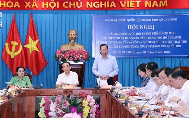 Ông Phan Văn Mãi, Chủ tịch UBND Thành phố, Trưởng đoàn Đoàn đại biểu Quốc hội Thành phố Hồ Chí Minh phát biểu tại Hội nghị. (Ảnh: Xuân Khu/TTXVN)