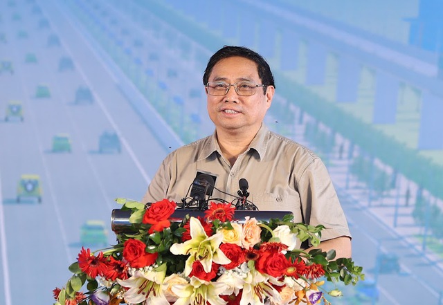 Thủ tướng nhấn mạnh việc đầu tư xây dựng tuyến đường Vành đai 4 kết nối Thủ đô Hà Nội với tỉnh Hưng Yên, tỉnh Bắc Ninh và các địa phương khác trong vùng sẽ phát huy hiệu quả đầu tư đối với các dự án đã và đang được đầu tư, tạo không gian phát triển mới - Ảnh: VGP/Nhật Bắc