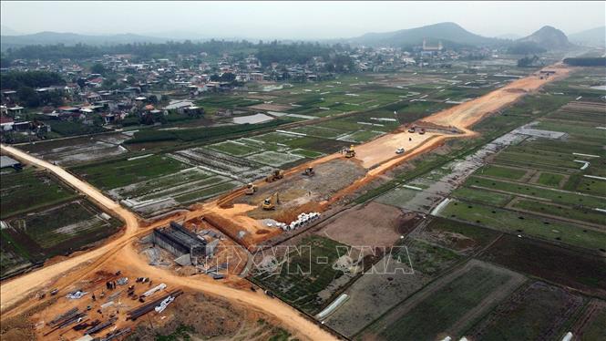 Trong giai đoạn phân kỳ, cao tốc Nghi Sơn-Diễn Châu được thi công xây dựng với quy mô 4 làn xe, nền đường 17m. Ảnh (tư liệu): Huy Hùng/TTXVN