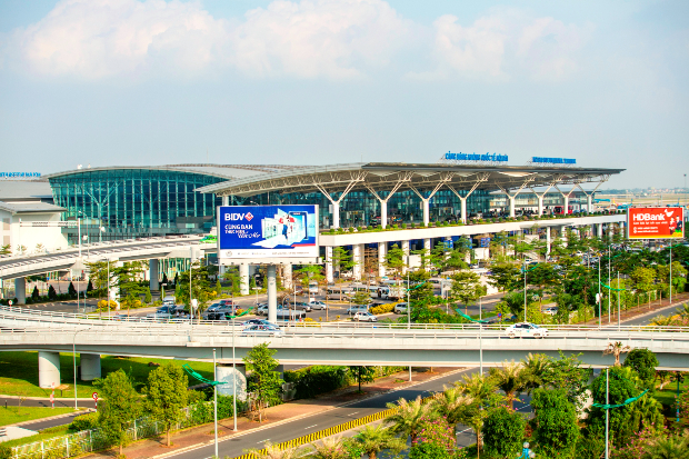 Sân bay quốc tế Nội Bài nằm ở ngoại thành Hà Nội, cách trung tâm khoảng 27km