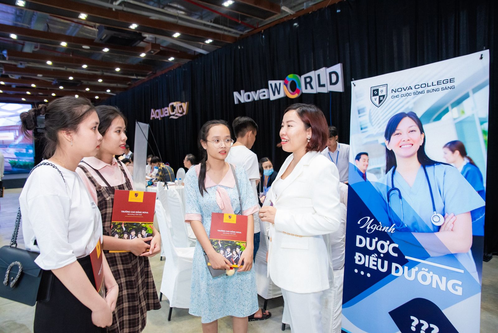 Hiệu trưởng Nova College Nguyễn Thị Ngọc Quyên đang giới thiệu về ngành Điều dưỡng cho các em học sinh