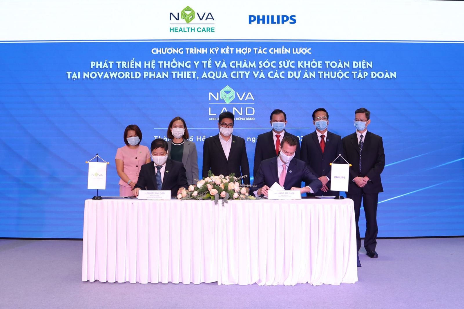 Đại diện Nova Healthcare và Philips trong sự kiện ký kết hợp tác chiến lược