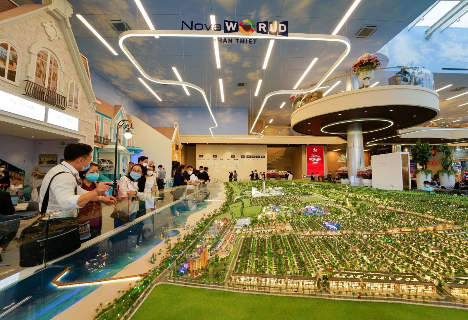 NovaWorld Phan Thiet đang nhận được sự quan tâm từ giới đầu tư nhờ quy mô lớn và được tích hợp đầy đủ các tiện ích du lịch – ẩm thực – giải trí. (Ảnh sa bàn dự án tại Novaland Gallery)